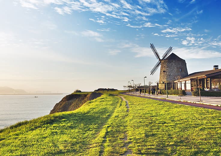 Healthy Stroll Along the Cliffs and Getxo