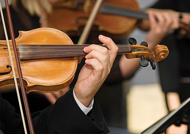 Violinist show on board Riviera